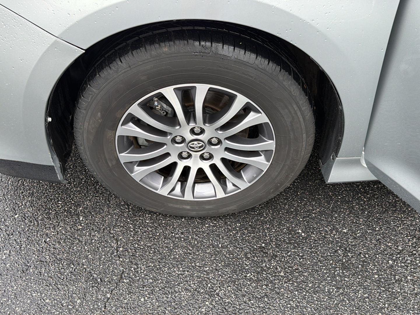 Used 2019 Celestial Silver Metallic Toyota XLE Premium 8-Passenger image 35