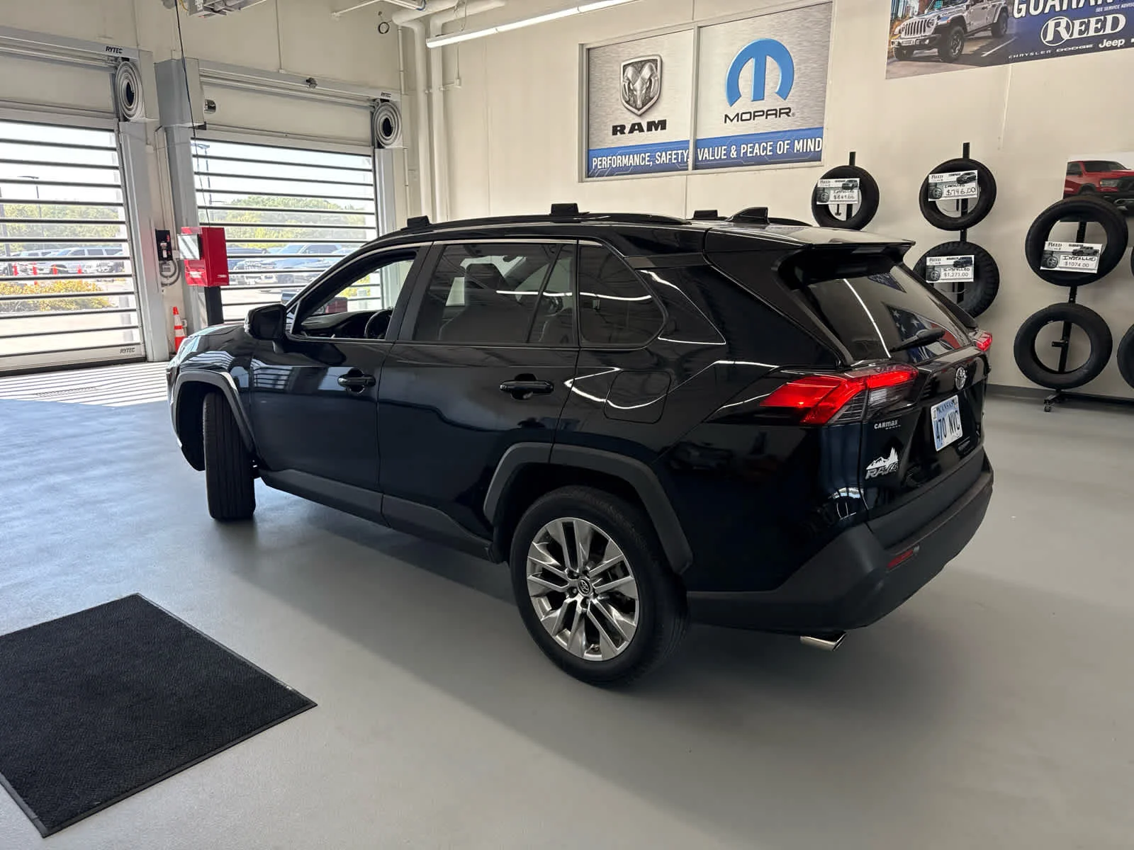 Used 2019 Midnight Black Metallic Toyota XLE Premium image 7