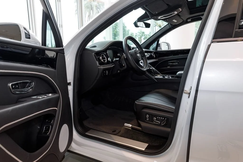 Used 2023 White Bentley V8 image 12