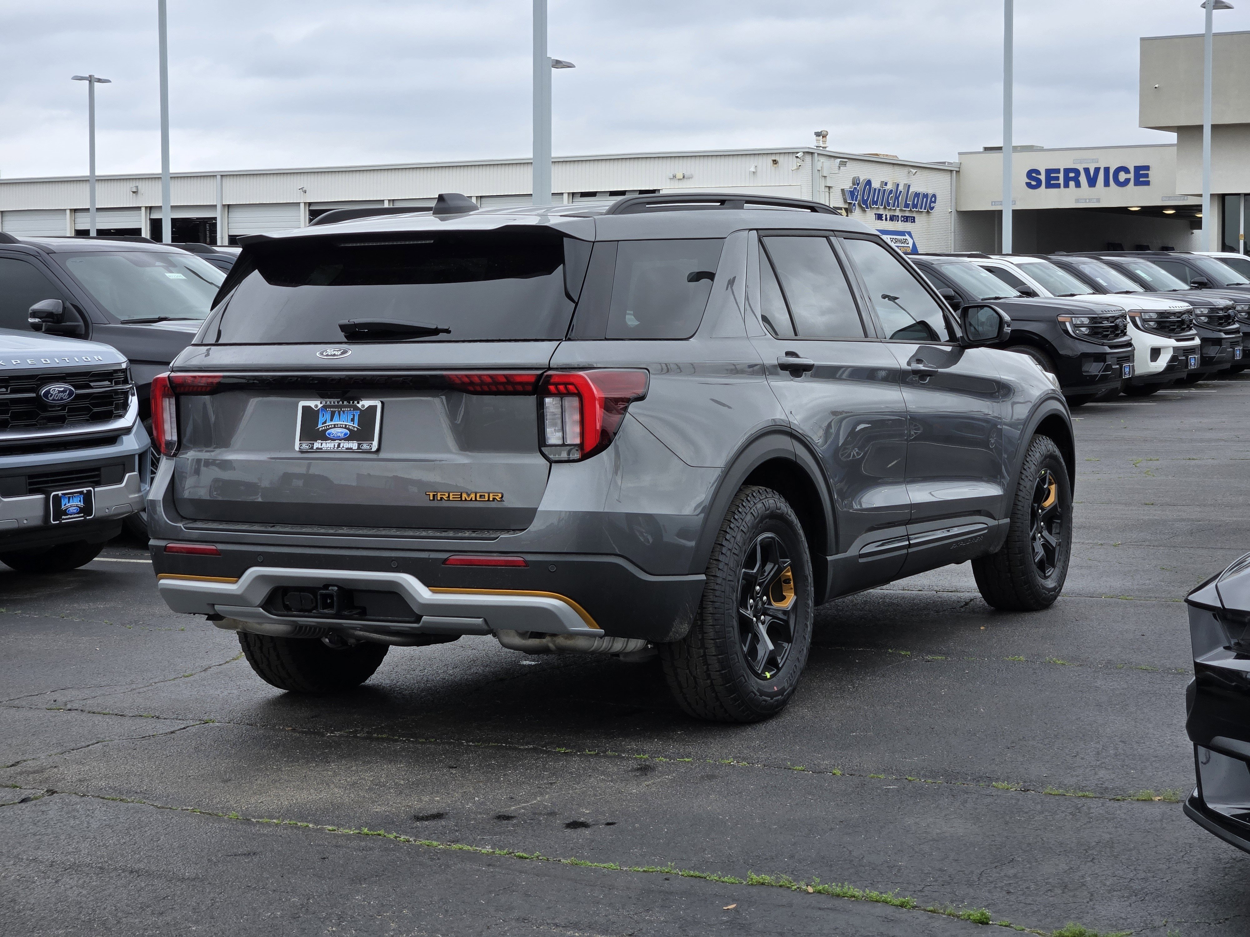 New 2026 Carbonized Gray Metallic Ford Tremor image 4