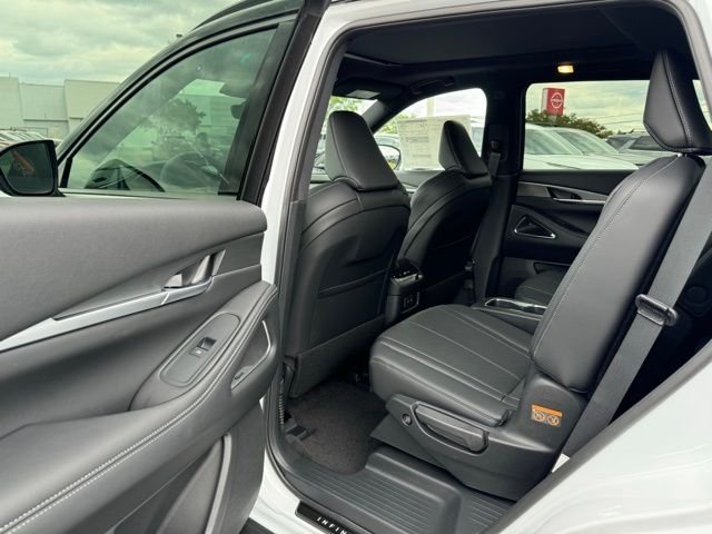 New 2027 2T RAD WHT INFINITI Sport AWD image 34