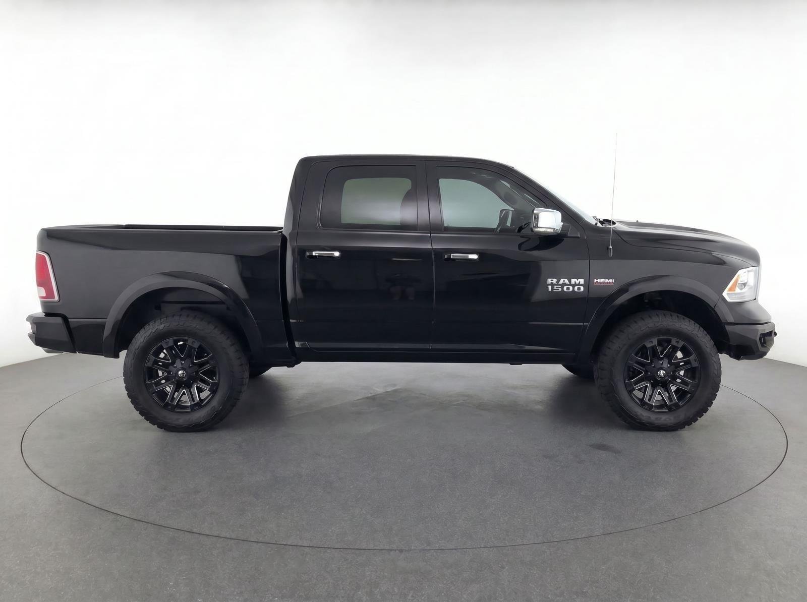 Used 2017 Brilliant Black Crystal Pearlcoat Ram Laramie image 8