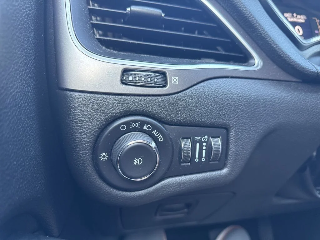 Used 2021 Green Jeep Latitude Lux image 25