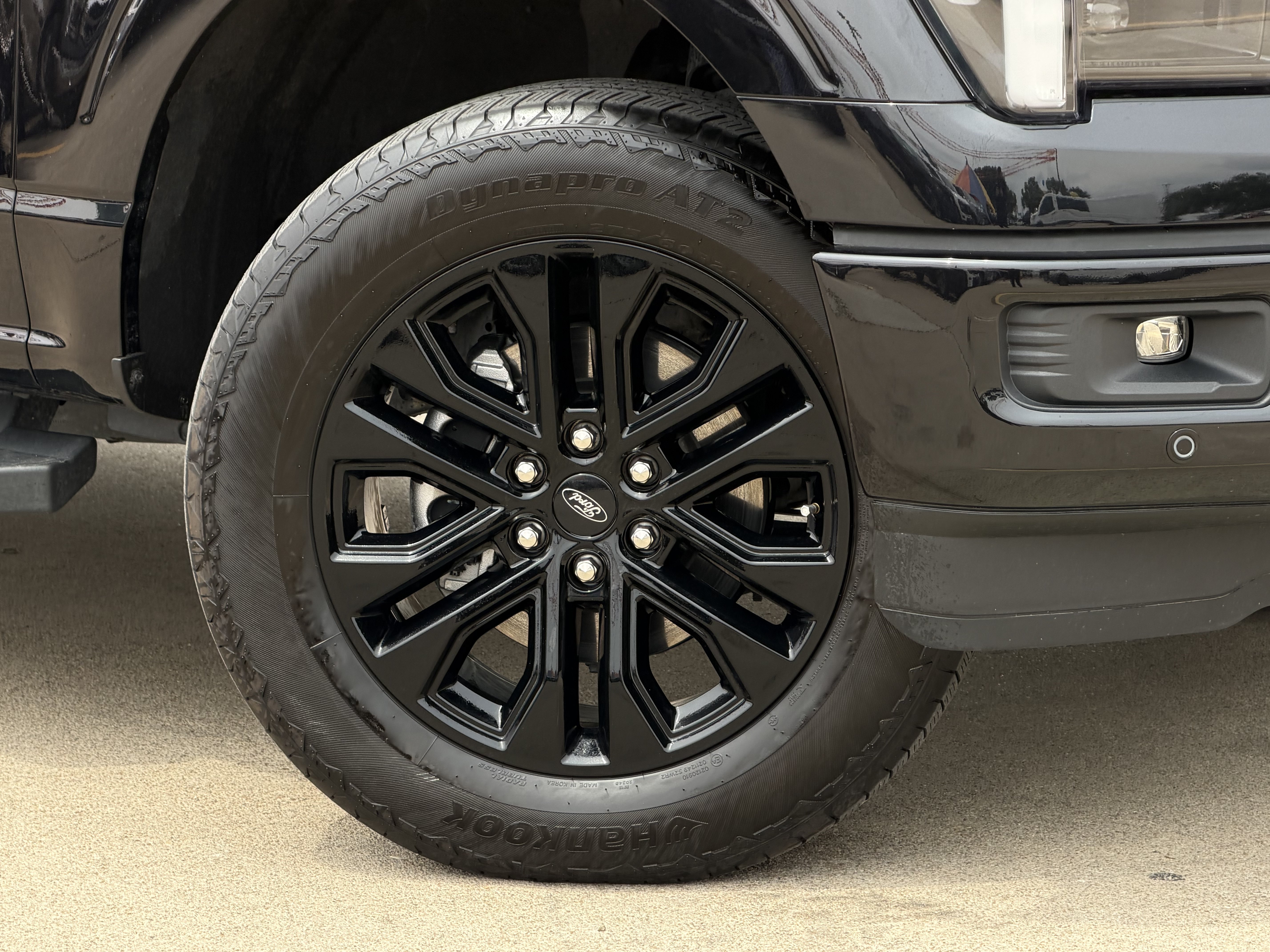 Used 2025 Agate Black Metallic Ford Lariat image 3