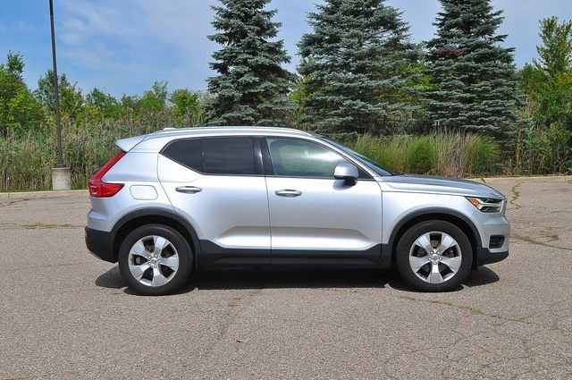 Used 2019 Silver Volvo Momentum image 2
