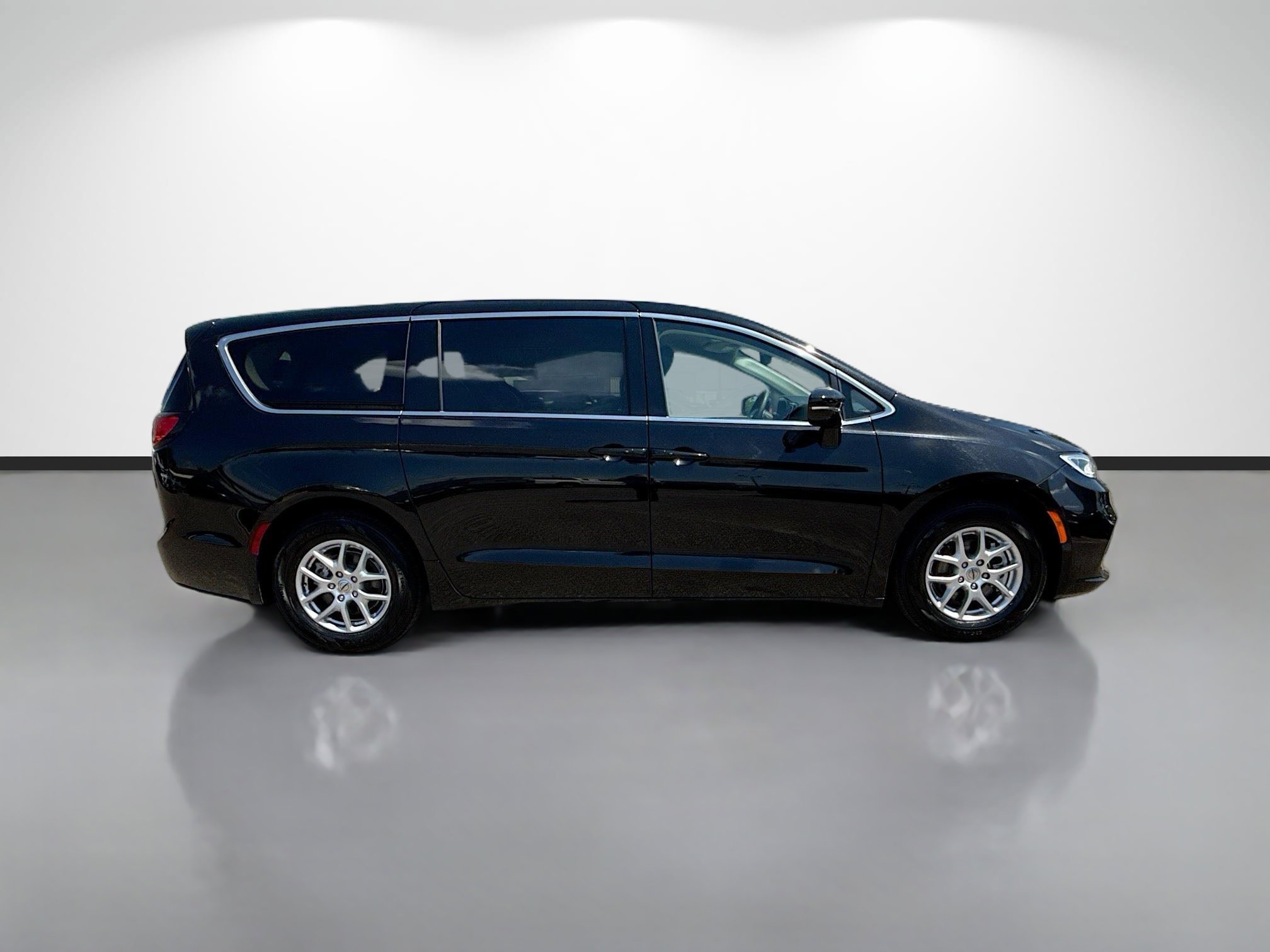 Used 2024 Diamond Black Crystal Pearlcoat Chrysler Touring L image 2