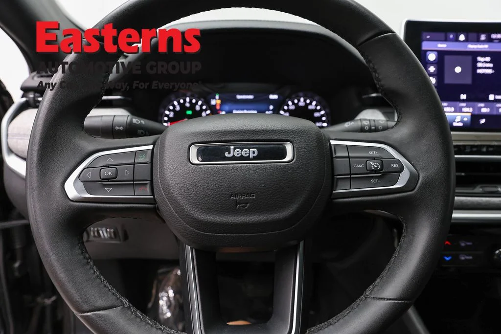 Used 2024  Jeep Latitude image 10