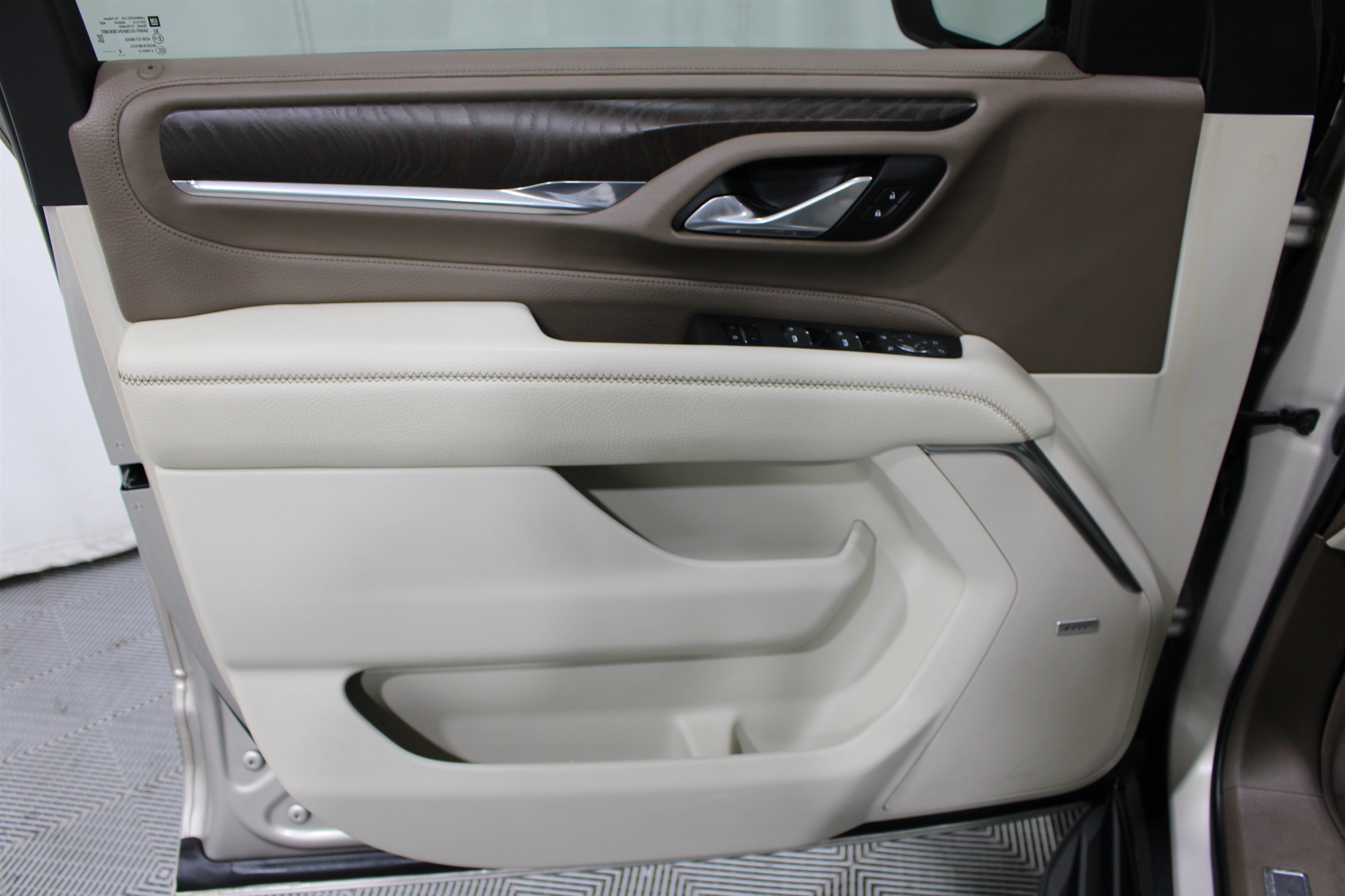 Used 2023 Pearl Beige Metallic GMC Denali image 6