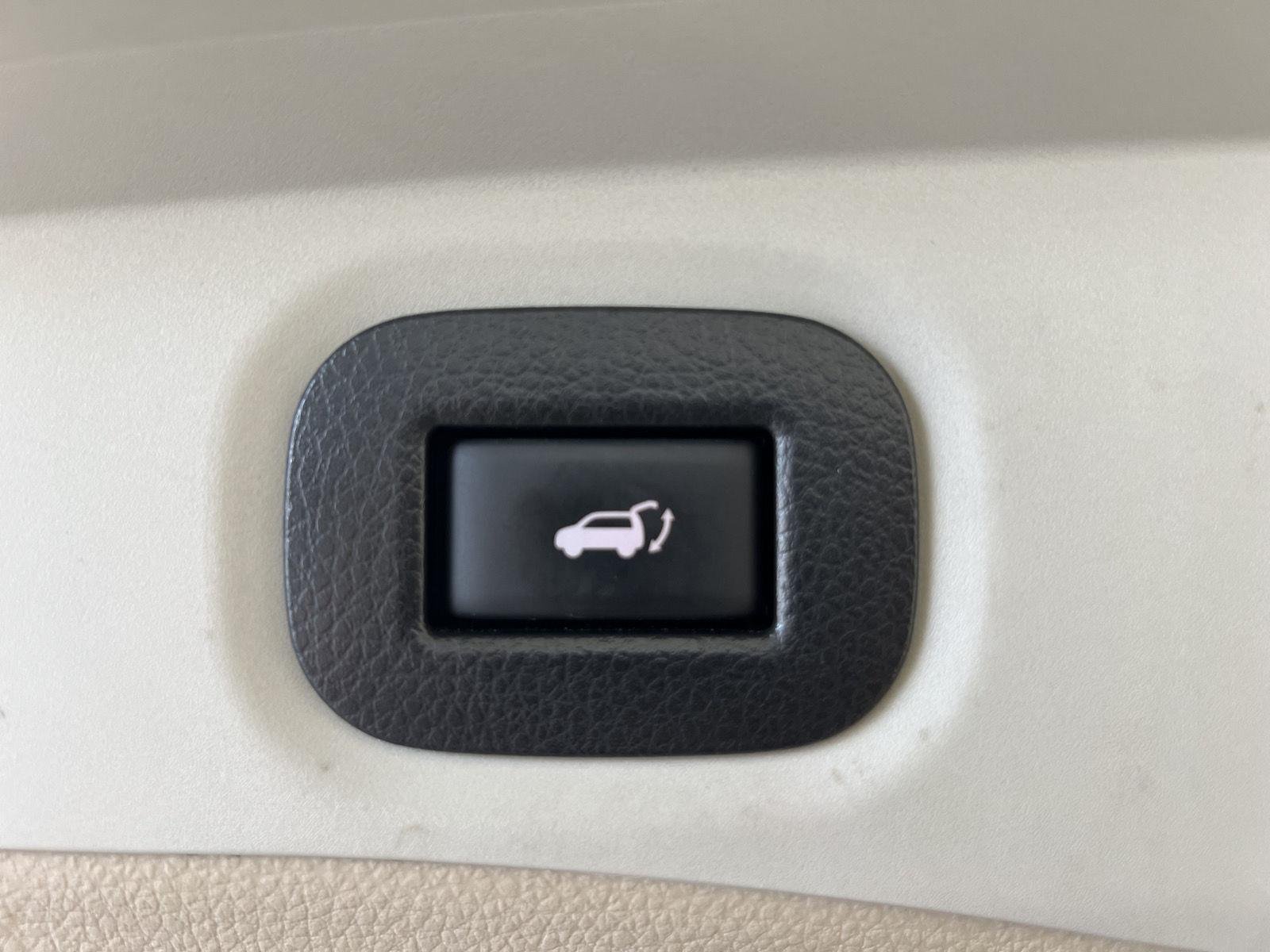 Used 2016 Arctic Blue Metallic Nissan SL image 26