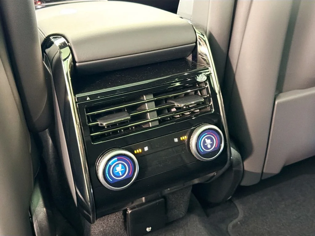 New 2026 Santorini Black Land Rover Dynamic SE image 27