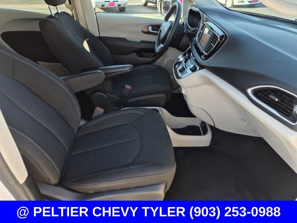 2023 Chrysler Voyager LX - Photo 11