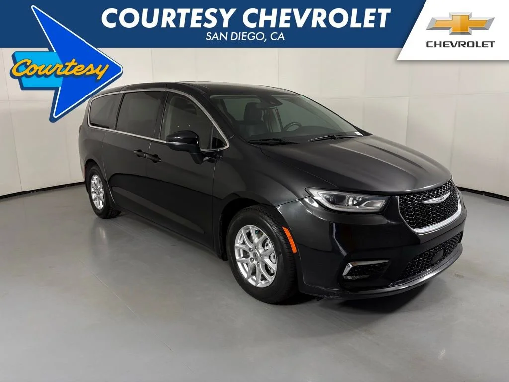 2023 Chrysler Pacifica Touring L's photo