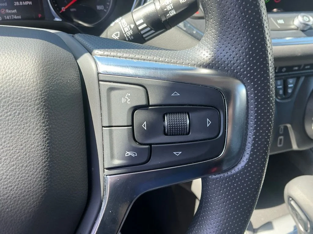 Used 2025 White Chevrolet LT image 27