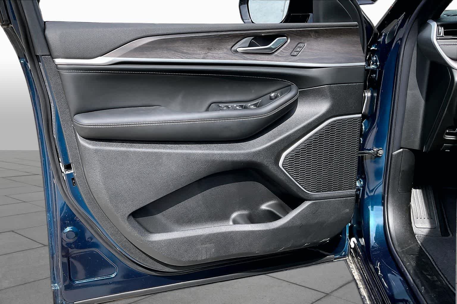 New 2026 Fathom Blue Pearl-Coat Exterior Paint Jeep Limited Reserve image 10
