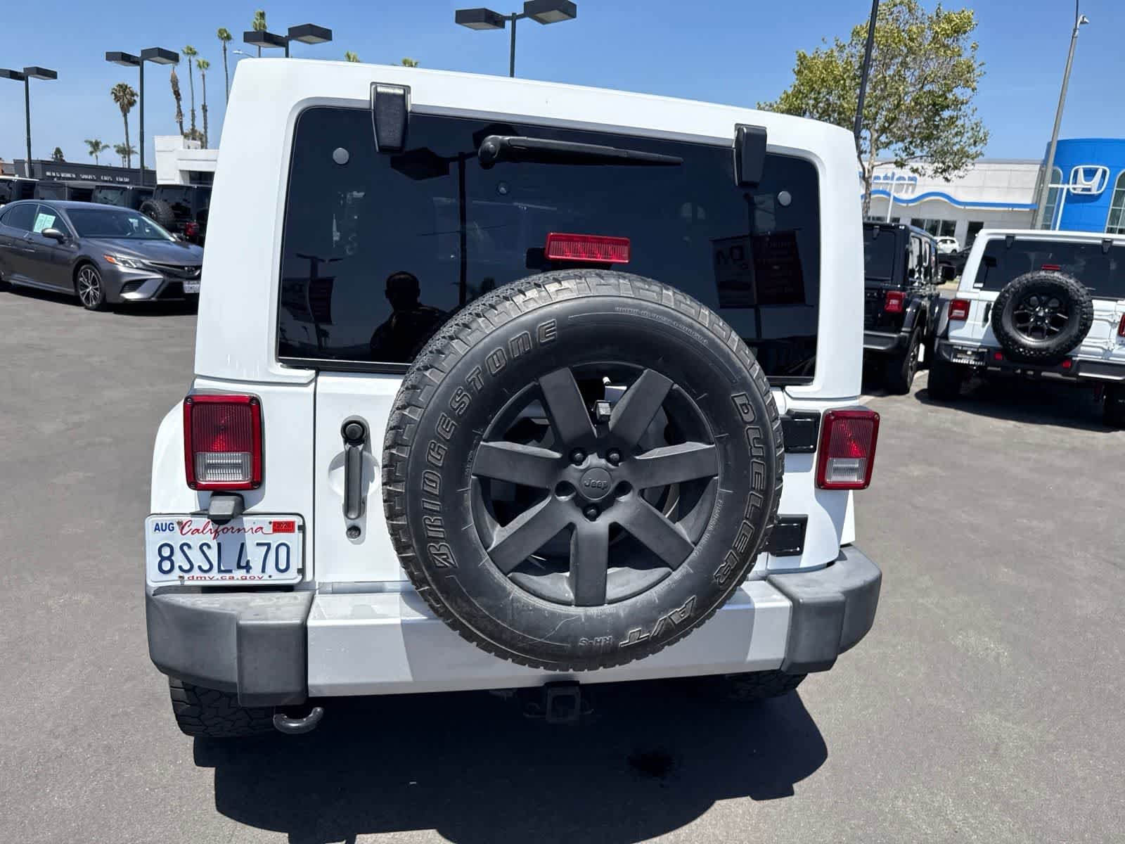 Used 2014 Bright White Clearcoat Jeep Sahara image 18