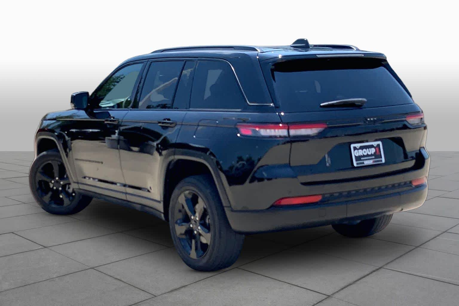 Used 2023 Diamond Black Crystal Pearlcoat Jeep Altitude image 11