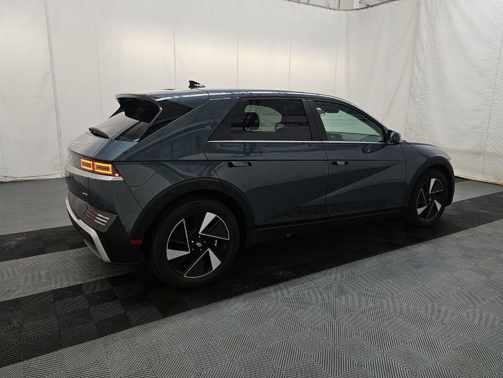 Used 2025 Green Hyundai SE image 4