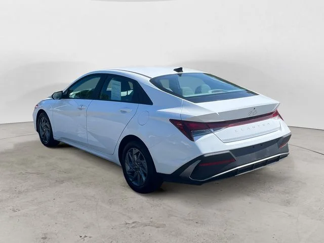 Used 2024 White Hyundai SEL image 3