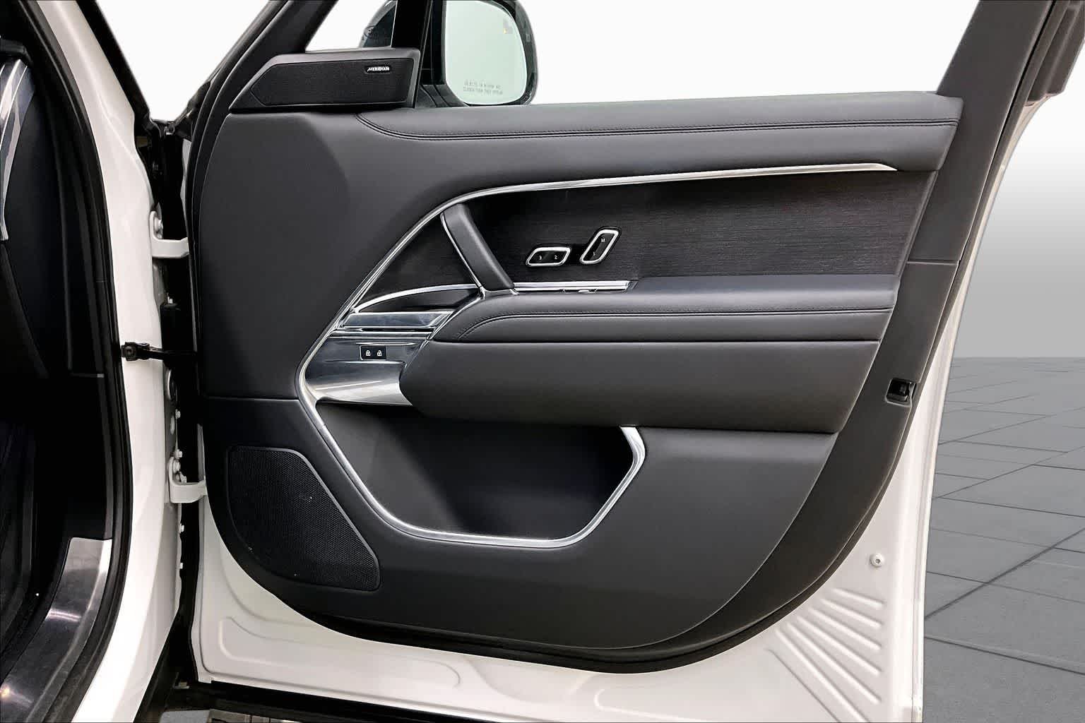 Used 2023 Fuji White Land Rover SE image 23