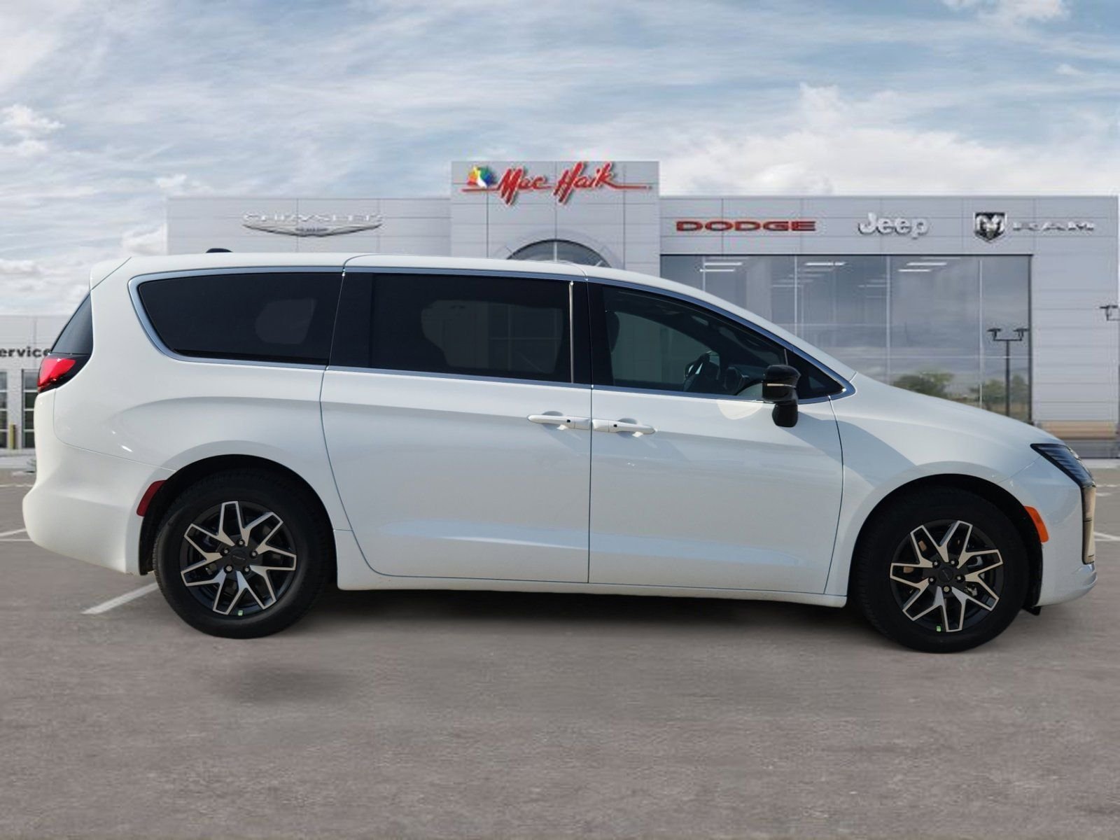 New 2027 Bright White Clear-Coat Exterior Paint Chrysler Limited image 6