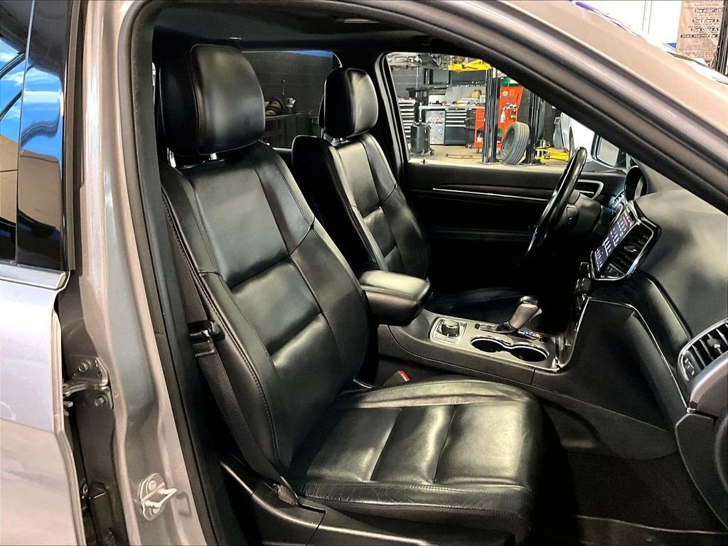 Used 2020 Silver Jeep Limited image 11