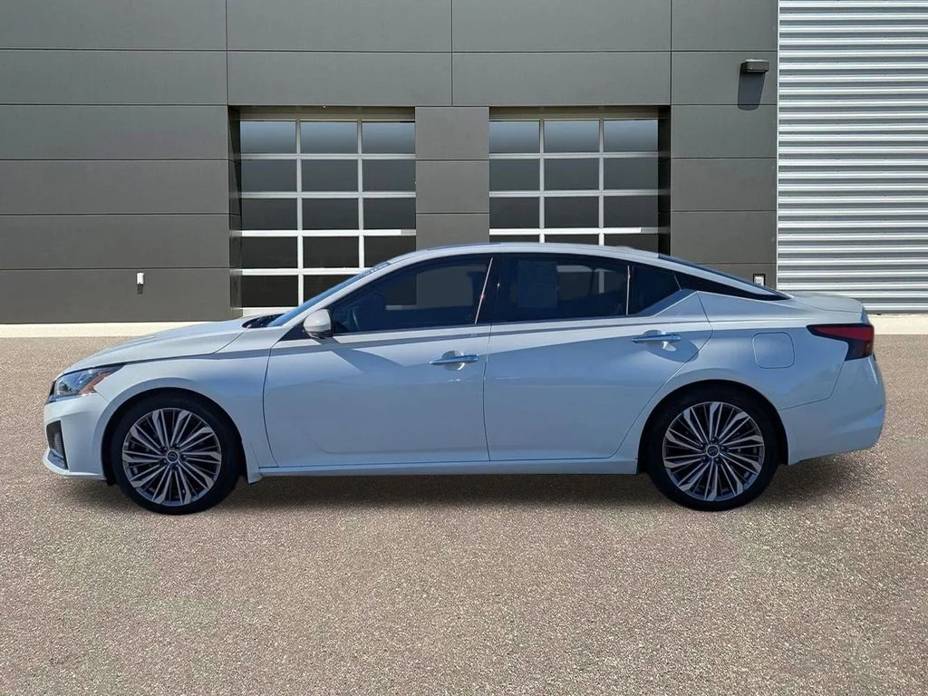 Used 2024 Pearl White Tricoat Nissan 2.5 SL image 9