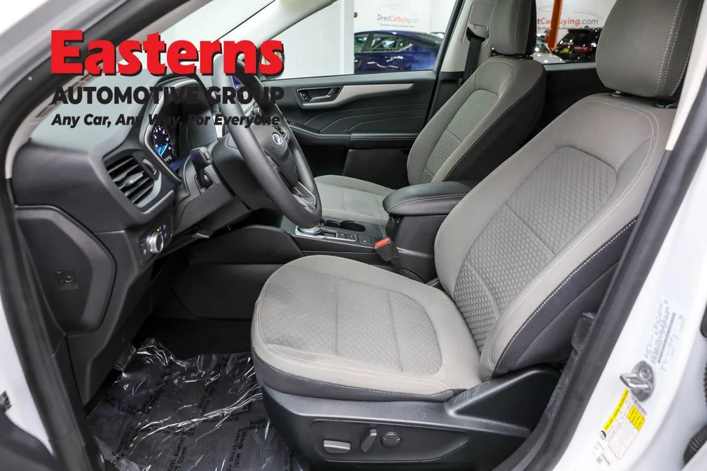 Used 2022 White Ford SE image 14