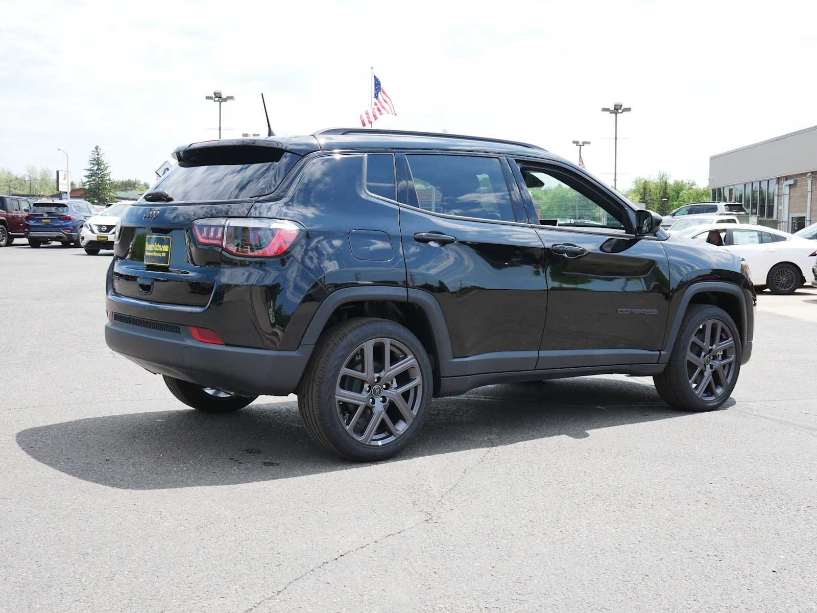 New 2026 Diamond Black Crystal Pearl-Coat Exterior Paint Jeep Latitude image 7