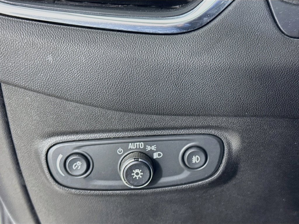 Used 2020 Iridescent Pearl Tricoat Chevrolet Premier image 10
