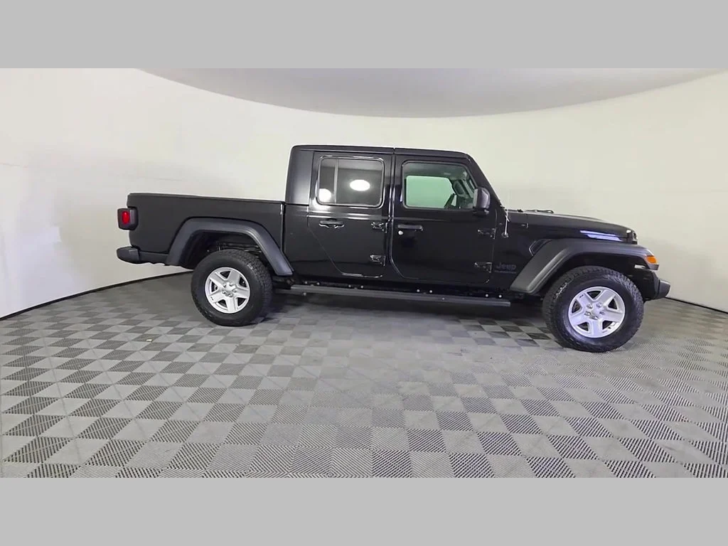 Used 2020 Black Clearcoat Jeep Sport S image 37