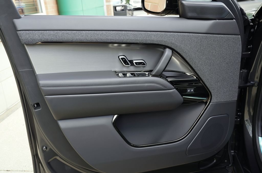 New 2026 Carpathian Grey Land Rover SE image 10