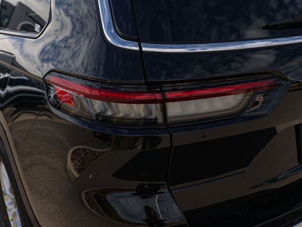 New 2026 Diamond Black Crystal Pearl-Coat Exterior Paint Jeep Laredo image 6