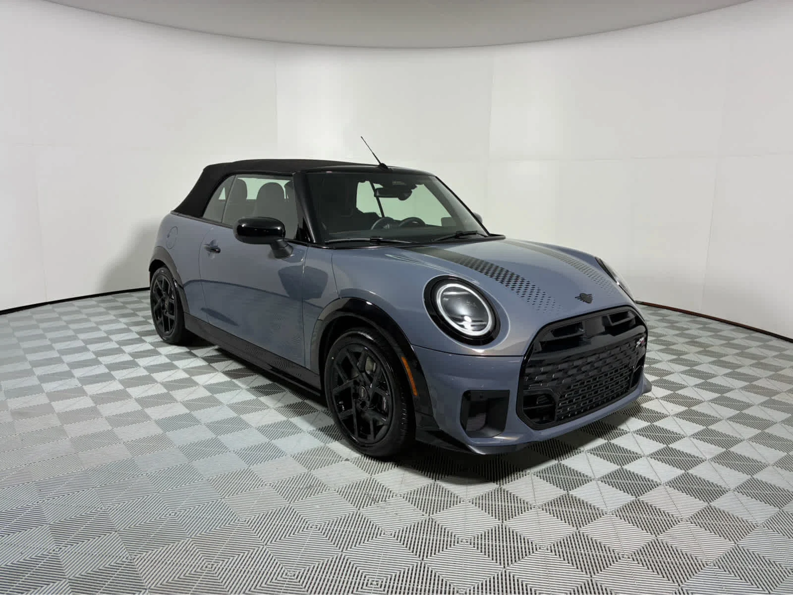 New 2026 Copper Grey Metallic MINI Iconic image 9