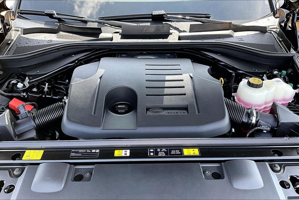 New 2026 Santorini Black Metallic Land Rover SE image 11