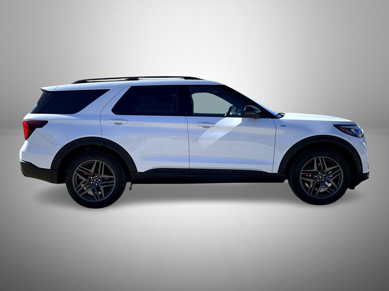 New 2027 Star White Metallic Tri-Coat Ford ST-Line image 4