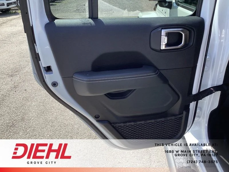 Used 2022 White Jeep Unlimited Sahara image 11