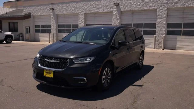 Used 2023 Black Chrysler Touring L image 5