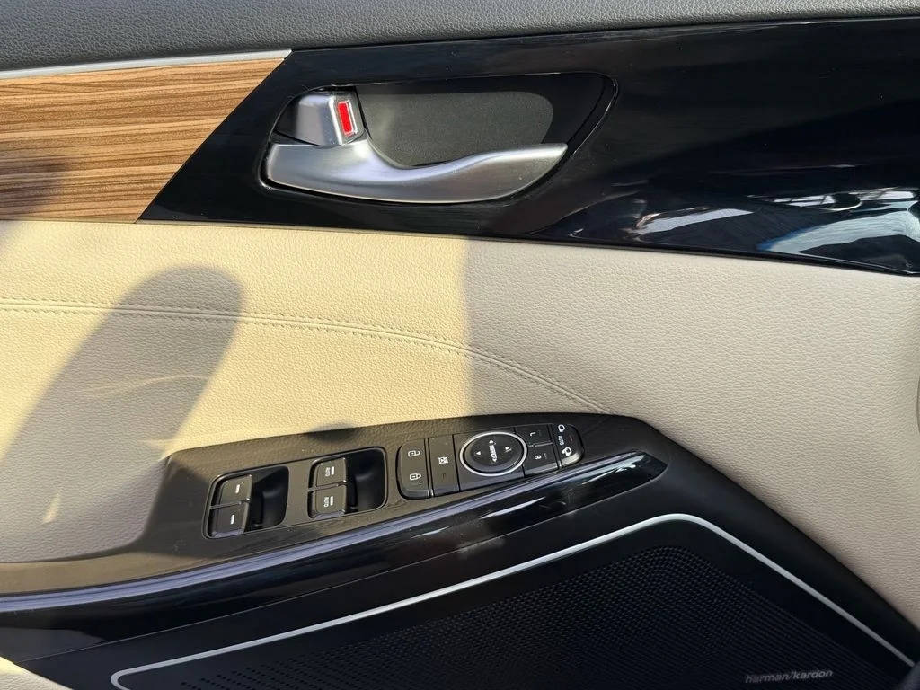 Used 2019 White Kia Technology image 28