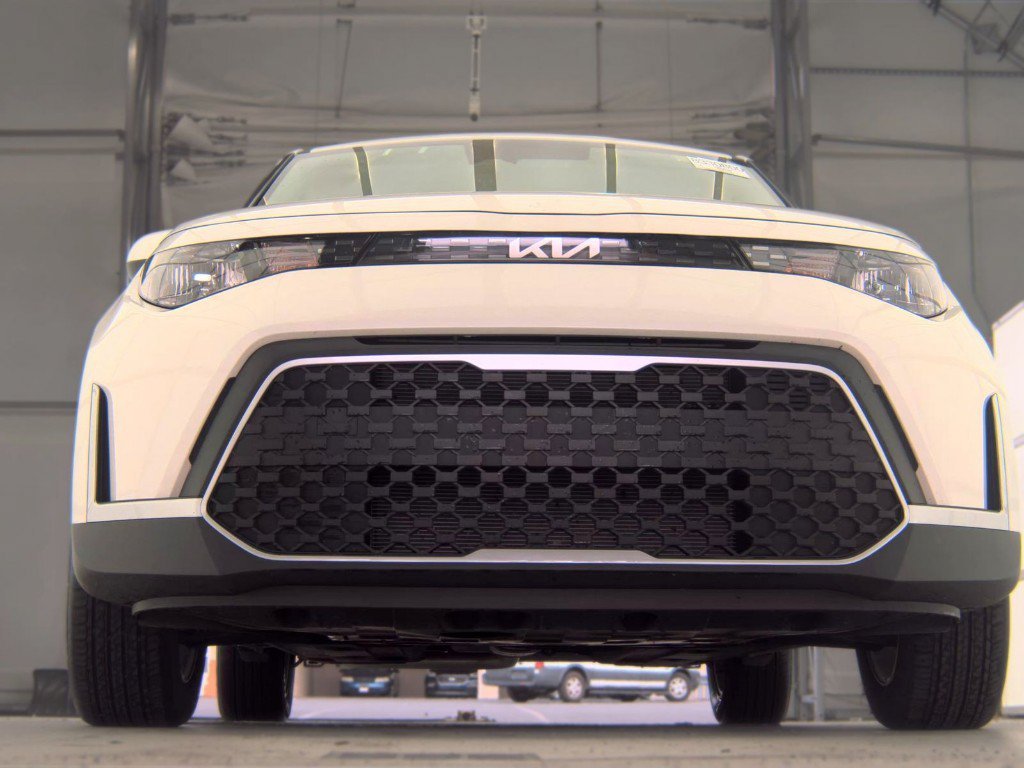 Used 2025 White Kia LX image 3