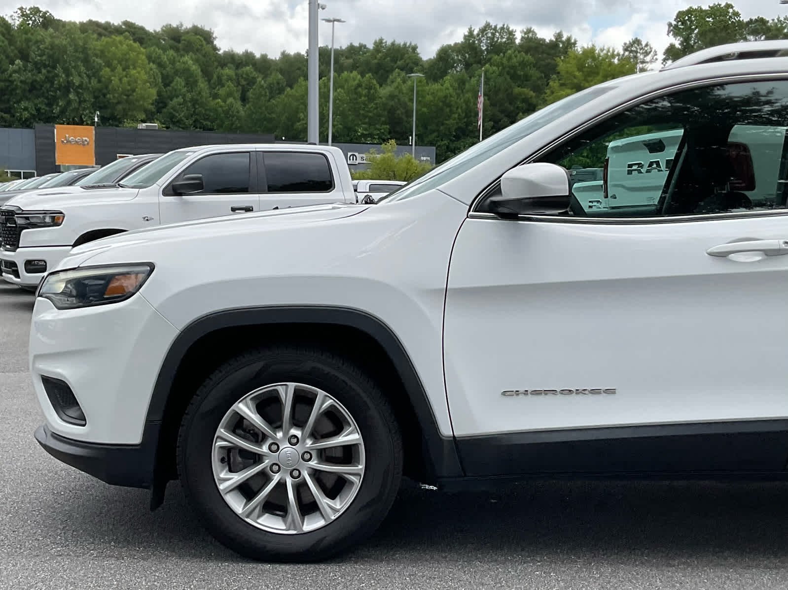 Used 2019 Bright White Clearcoat Jeep Latitude image 11