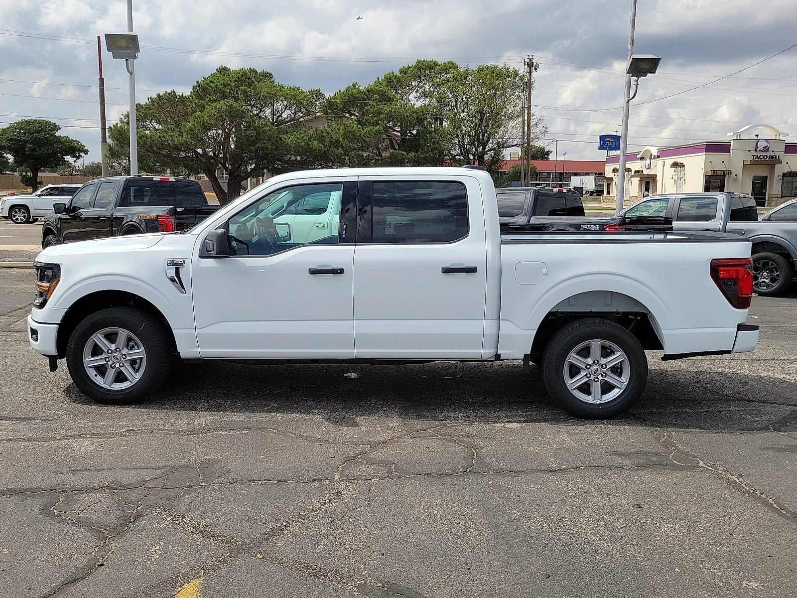 New 2026 Oxford White Ford XLT image 2