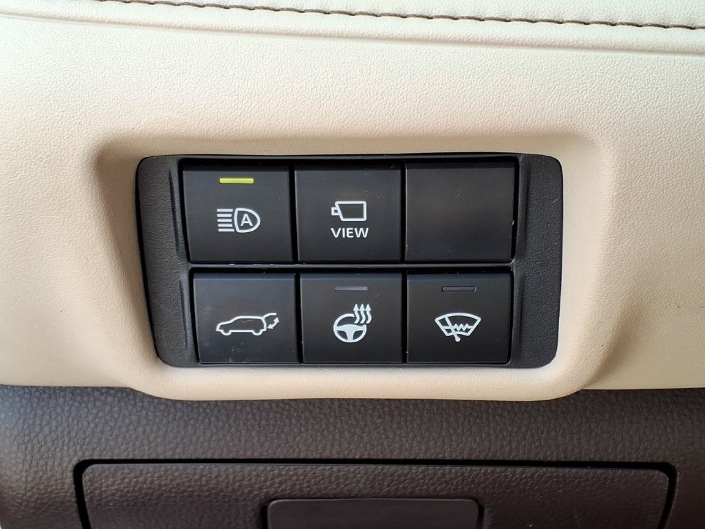 Used 2020 Blizzard Pearl Toyota Platinum image 13