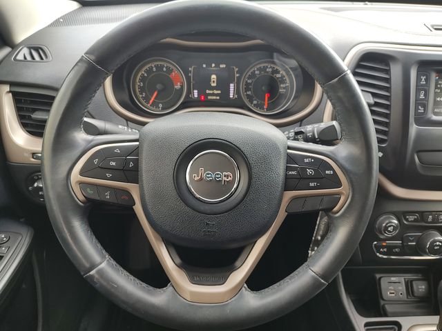 Used 2016 Silver Jeep Latitude image 11