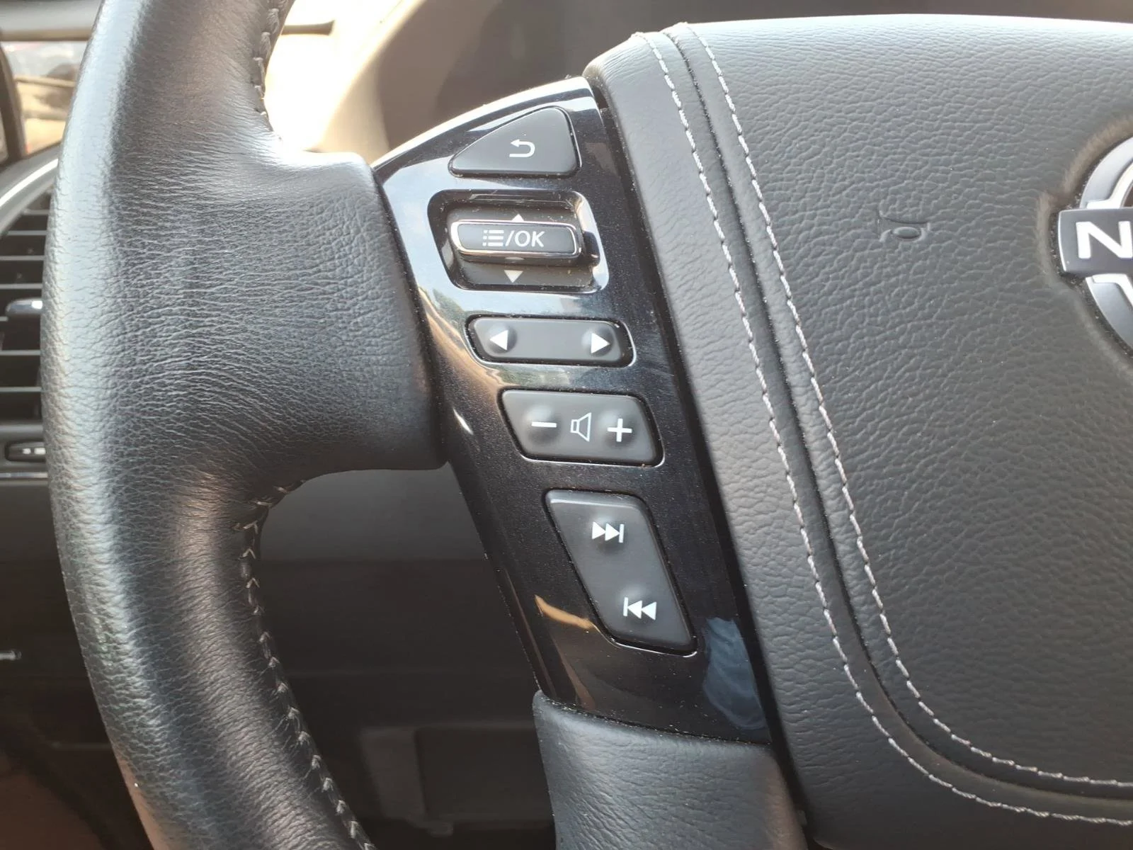 Used 2023 Aspen White Tricoat Nissan Platinum image 35