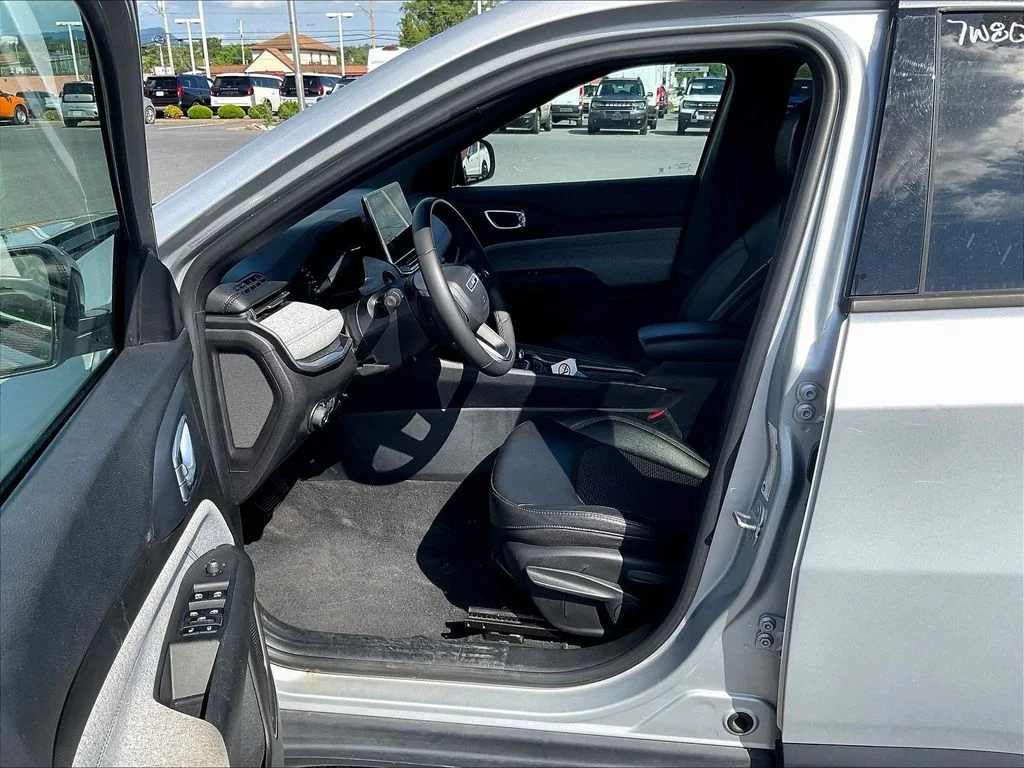 Used 2024 Silver Jeep Latitude image 6