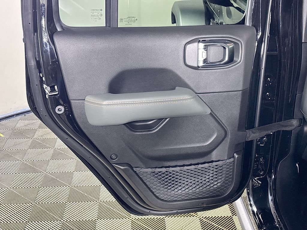 New 2026 Black Clear-Coat Exterior Paint Jeep Mojave image 18
