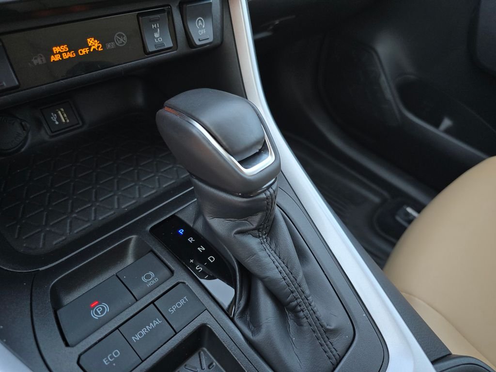 Used 2025 Beige Toyota XLE Premium image 27