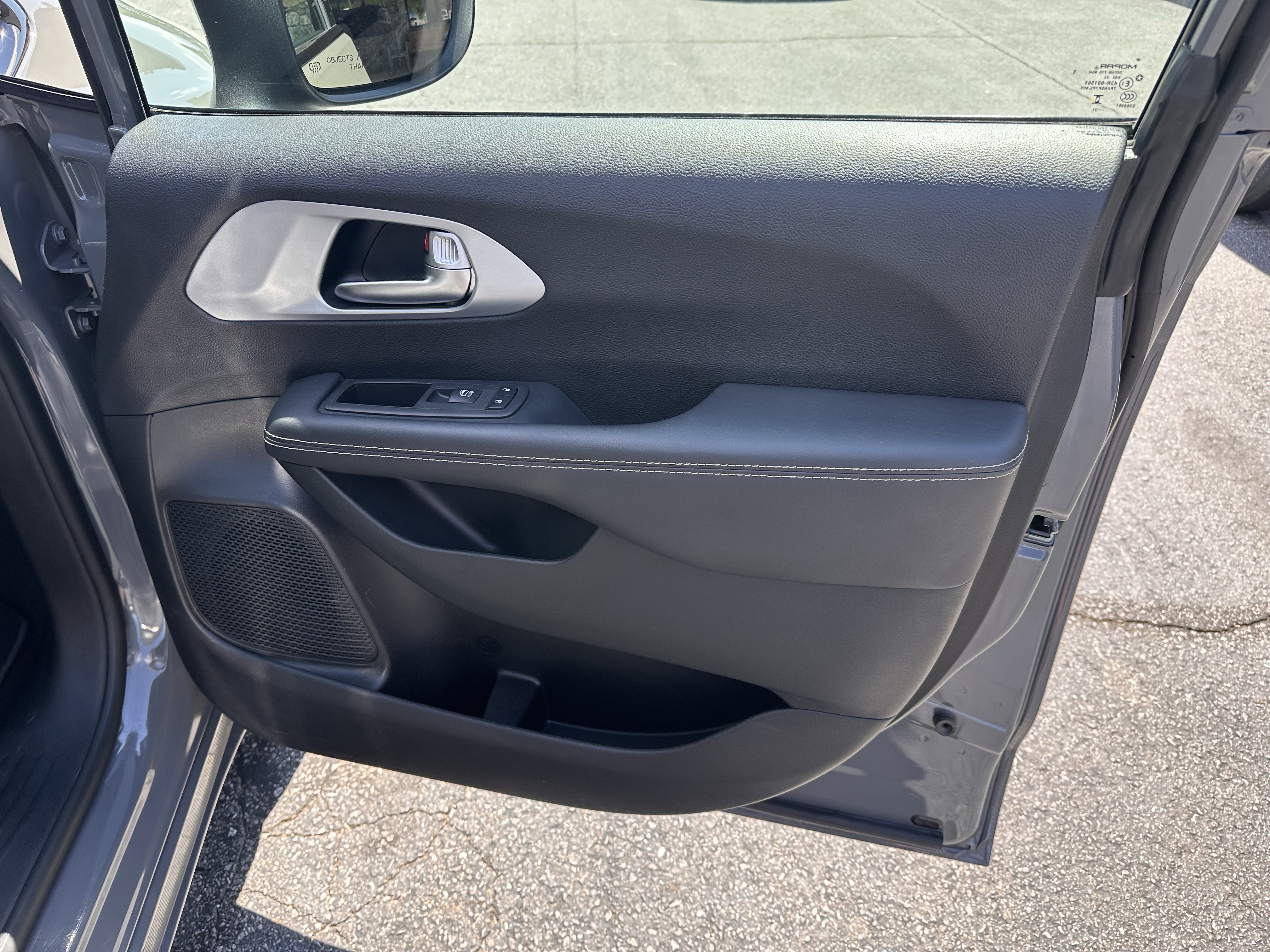 Certified Used 2023 Ceramic Gray Clearcoat Chrysler Touring L image 12
