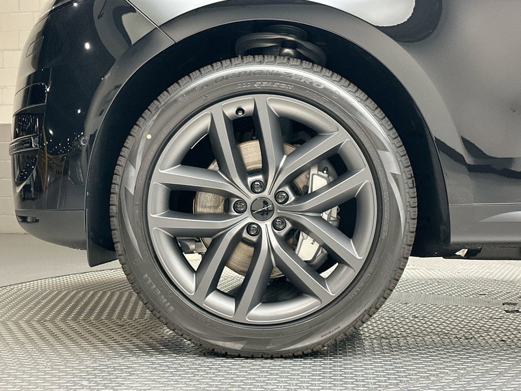 New 2027 Santorini Black Metallic Land Rover SE image 5