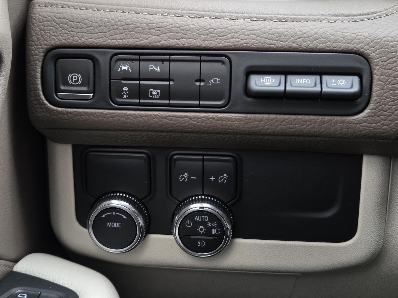 Used 2022 White Frost Tricoat GMC Denali image 22